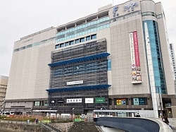  猿猴川側の外壁ではガラス窓を設置する改修工事が進む